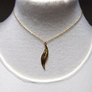 Gold Tone Necklace with Leaf Pendant